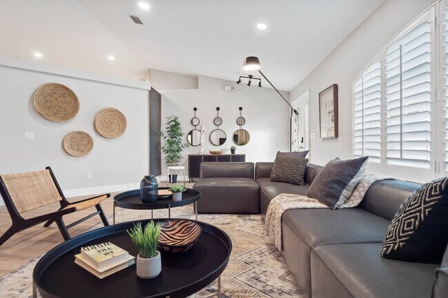 Building Photo - 6 Clinton Ct N