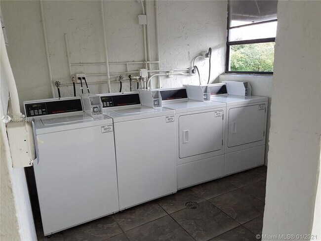 Building Photo - 2771 Riverside Dr