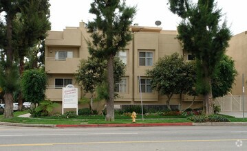 Building Photo - Riverside Villas