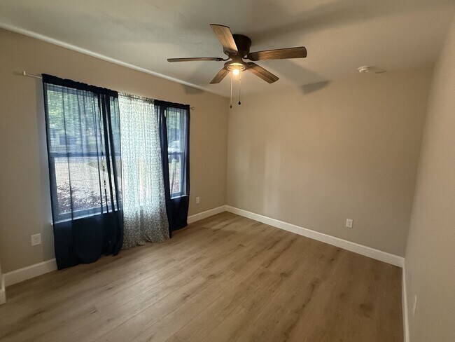 Building Photo - 3 Bedroom 2 Bath In Alachua