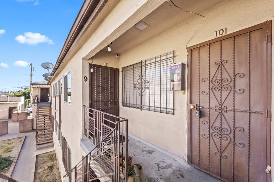 Building Photo - 862 W 84th St