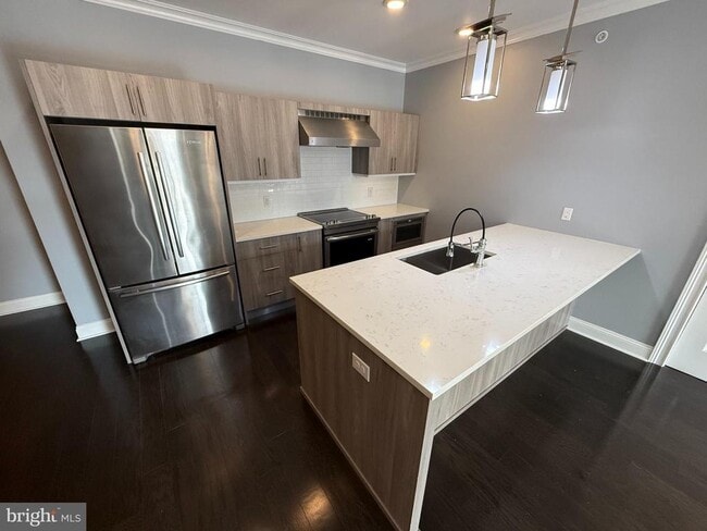 Building Photo - 200 N Sycamore St