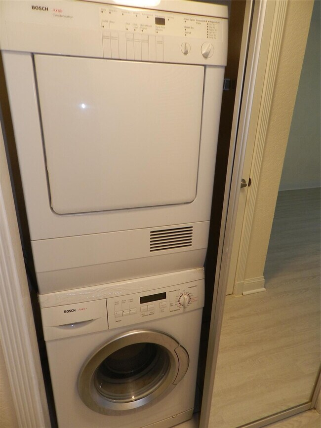 Building Photo - 6307 Bay Club Dr