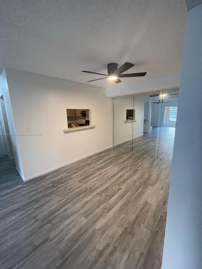 Primary Photo - 454 N Laurel Dr