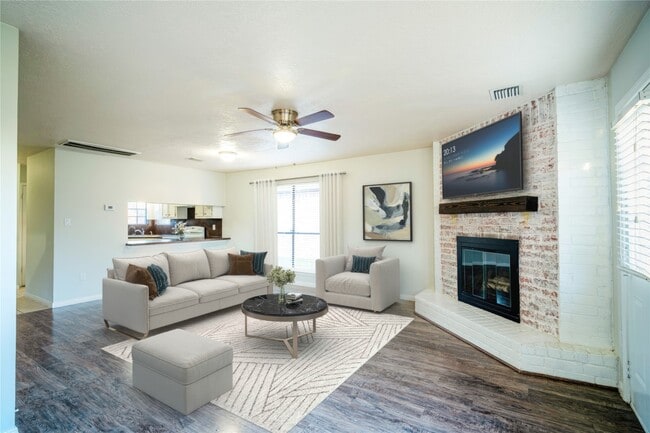Building Photo - 512 Birdsong Dr