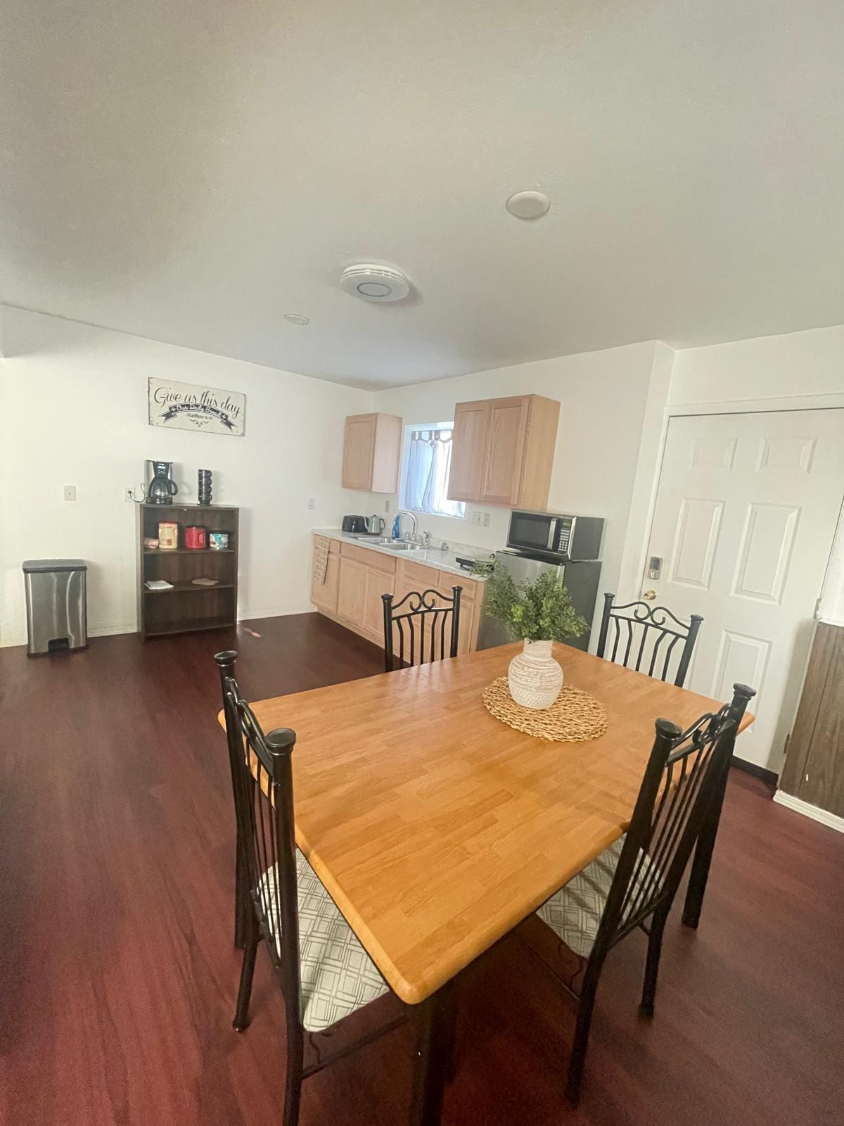 Building Photo - 7001 Sherwood Ave