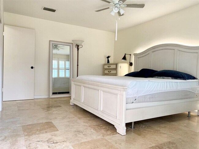 Building Photo - 930 Osceola Dr