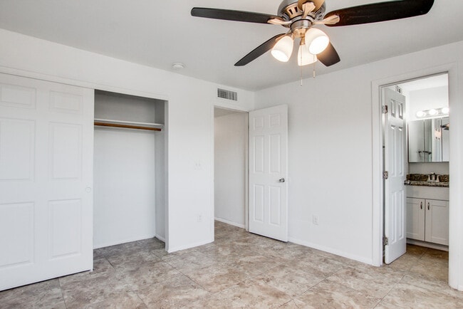 Building Photo - FOR RENT