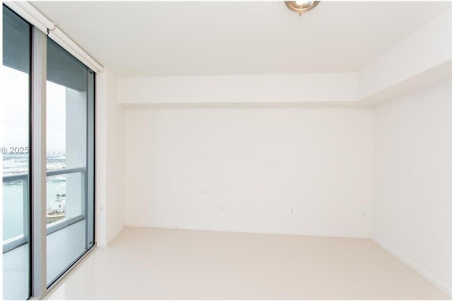 Building Photo - 495 Brickell Ave