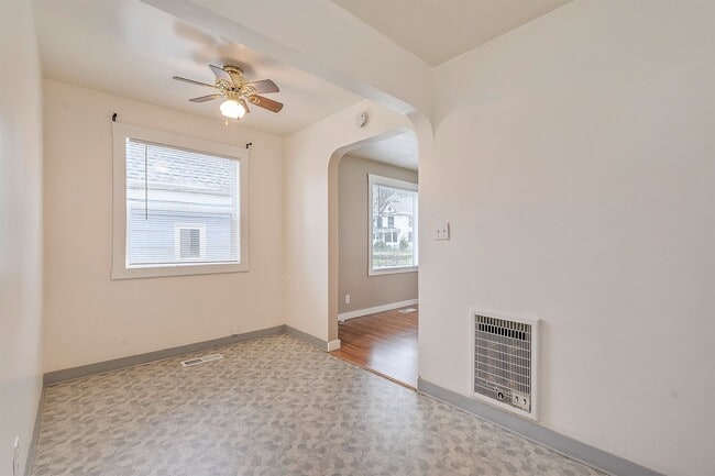 Building Photo - 2 bed 1 bath home in the heart of downtown Forest Grove