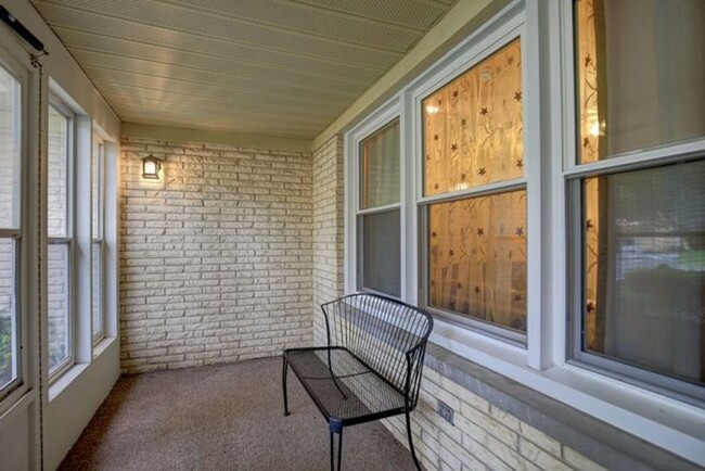 Building Photo - 3 Bedroom Brick Ranch in Urbana - Availabl...