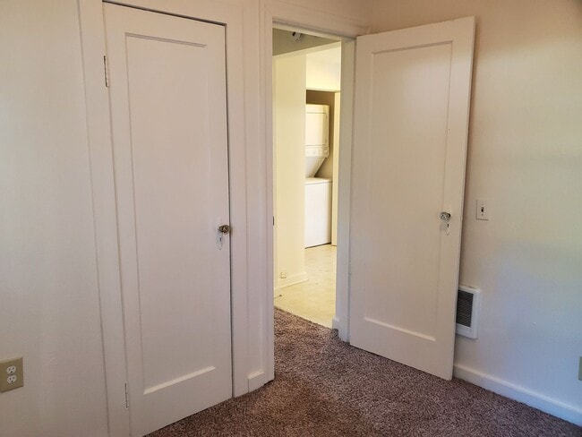 Building Photo - Darling 2 bedroom between Manette & Illahee