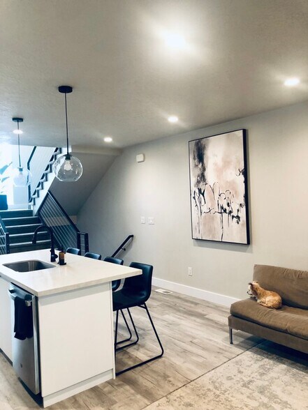 Building Photo - 433 E 2100 S