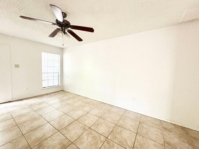 Building Photo - 1147/1149 Willow Creek Dr