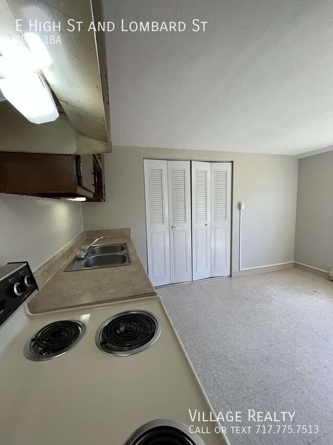 Building Photo - Huge 2-Bed apartment with washer/dryer hoo...