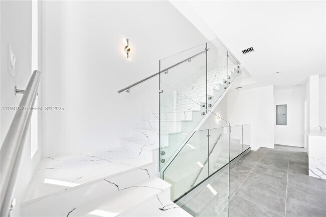 Building Photo - 526 SW 2nd St