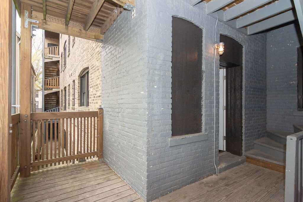 Building Photo - 2228 N Sawyer Ave