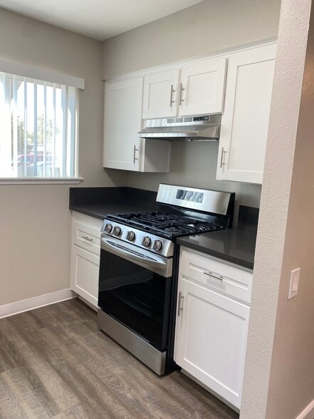 Primary Photo - Oakpoint Apartments
