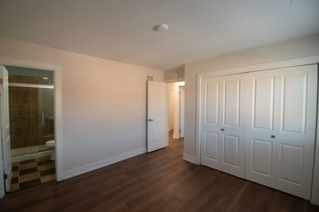 Building Photo - 14949 Lake View Dr