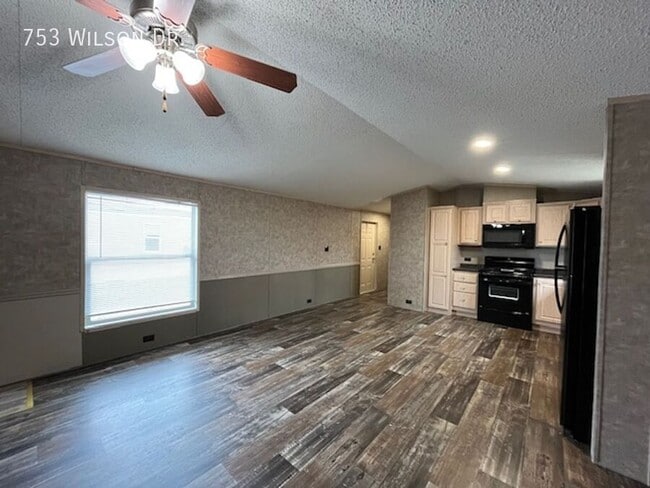 Building Photo - 753 Wilson Dr