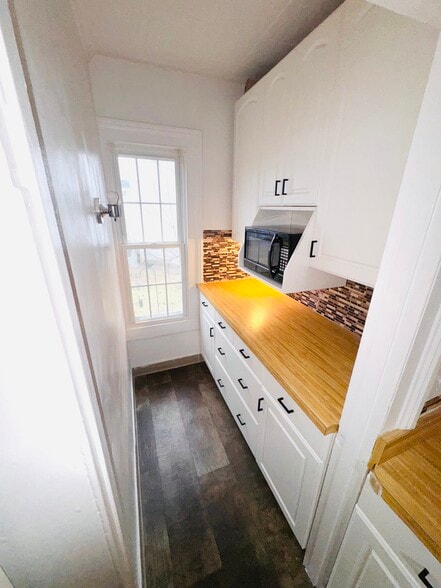 Butler’s pantry - 412 Pearl Lake Rd