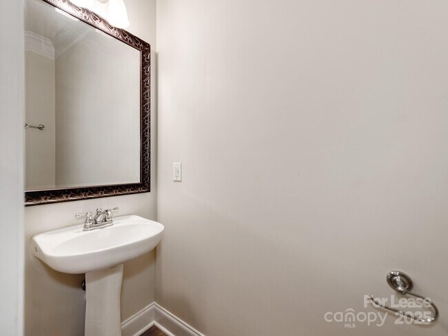Building Photo - 533 Montgrove Pl NW