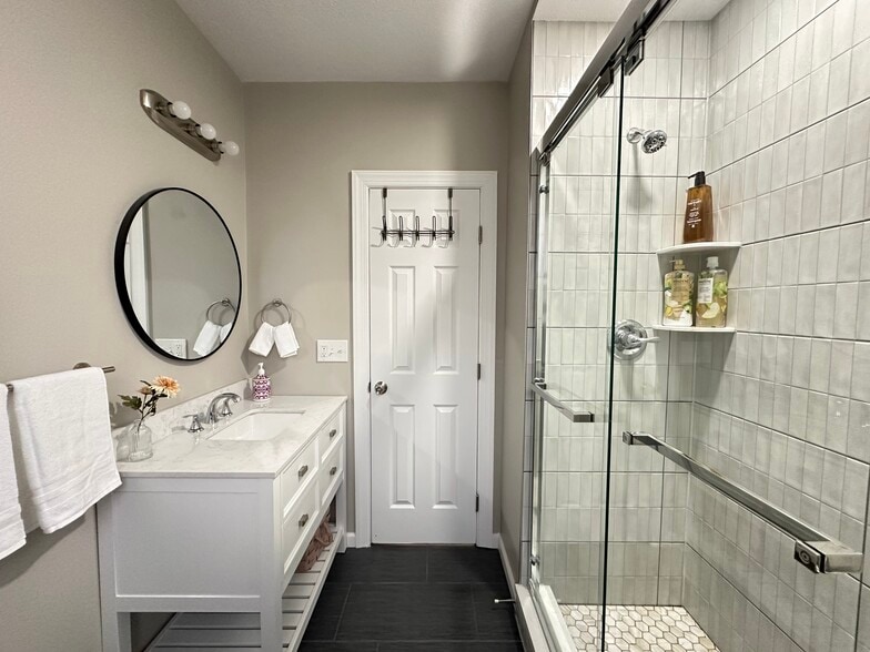 Building Photo - 5640 Beacon St