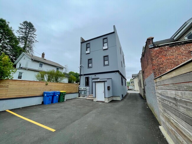 Building Photo - 49 Hill St