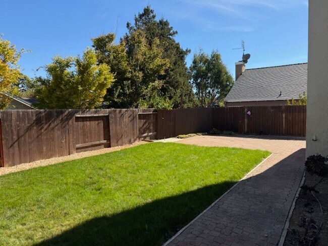 Building Photo - 512 Toyon Pl