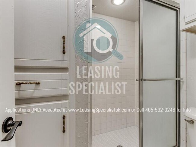 Building Photo - Stunning Yukon 3 Bed 2 Bath Home Available...