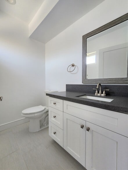 Building Photo - 543 N Kingsley Dr