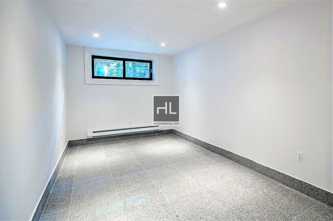 Building Photo - NEWLY RENOVATED BEAUTIFUL 2 BEDROOMS WITH ...