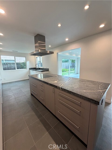 Building Photo - 15999 Via De Las Palmas