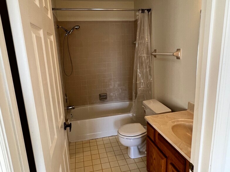 Building Photo - 2334 Raider Dr