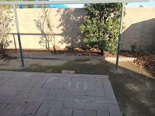 Building Photo - South Bakersfield Home – New Price $2,195!