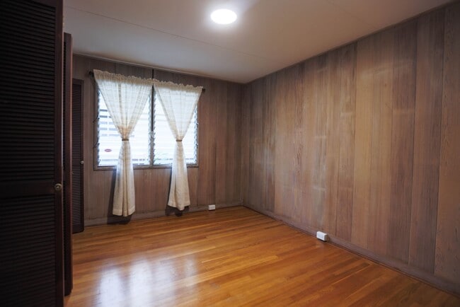 Building Photo - Well Maintained home in Manoa Valley, 3 bedrooms, 2 baths