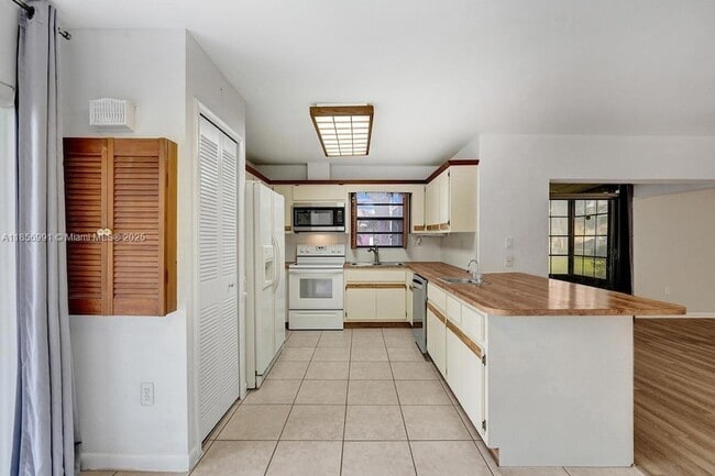 Building Photo - 9540 Sevilla Ln