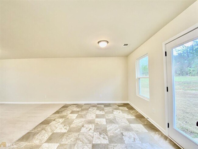 Building Photo - Wow! Like new, 3 bed, 2.5 baths, tile floo...