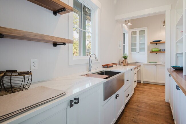 Building Photo - Stunning Custom Home in Palmetto Bluff