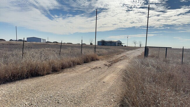 Building Photo - 3 bedroom 2 bathroom Barn dominium on 10 acres! First Month's Free!!