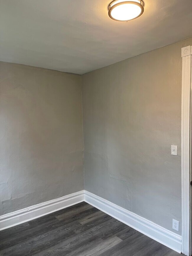 Building Photo - Beautiful, Sparkling New Kitchen - 4 Bedro...