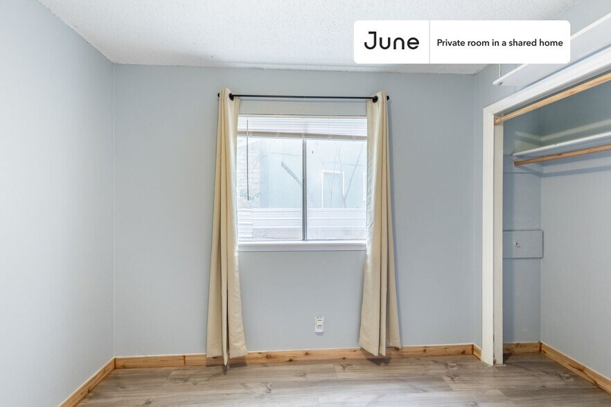 Building Photo - Room in Shared 3 bed/1.5 bath home