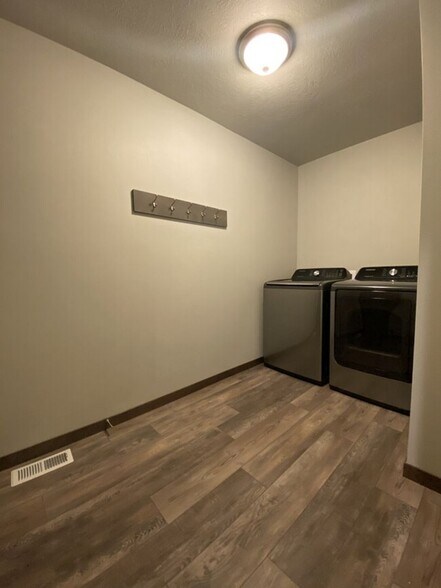 Building Photo - 1114 N Brennan Ct