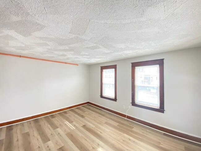 Building Photo - 125 N Main St