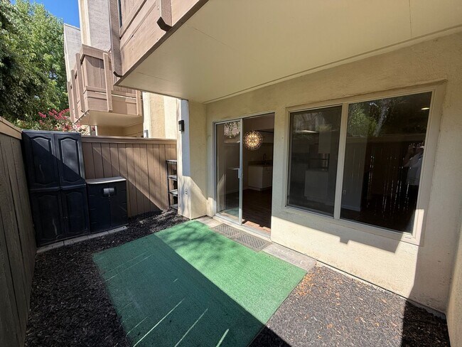 Building Photo - Updated 2-bedroom condo in gated community!