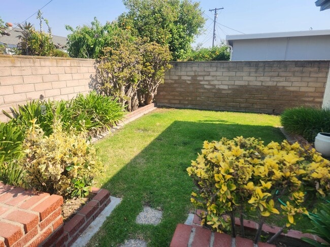 Building Photo - Beautiful 3B/1.5Bath Home in Gardena: $3,8...