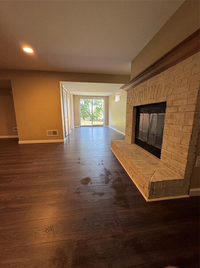 Building Photo - 1161 Saratoga Dr