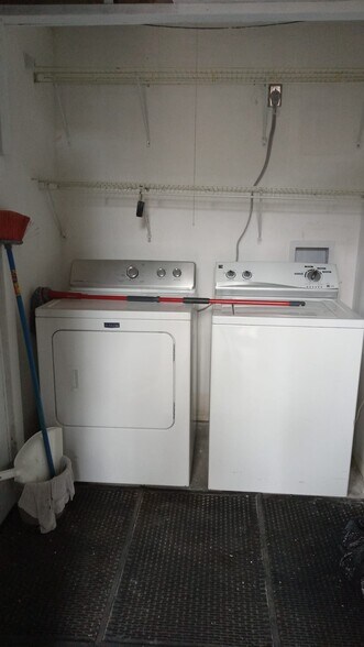 Laundry room - 4004 Nestle Oaks Pl