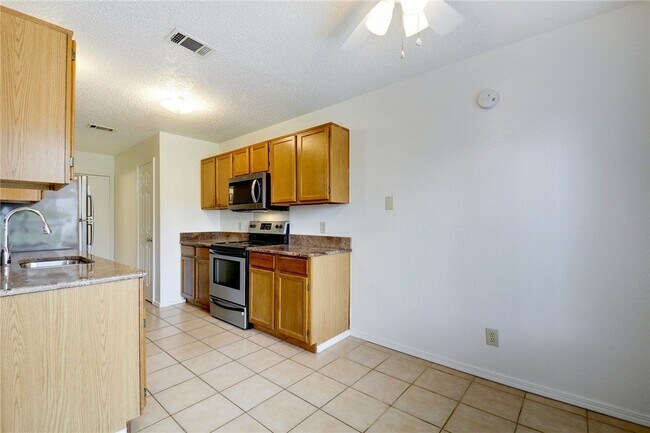 Building Photo - 6102 Parkwood Dr