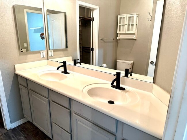Building Photo - Gorgeous 2 bedroom / 2 bath condo in The E...